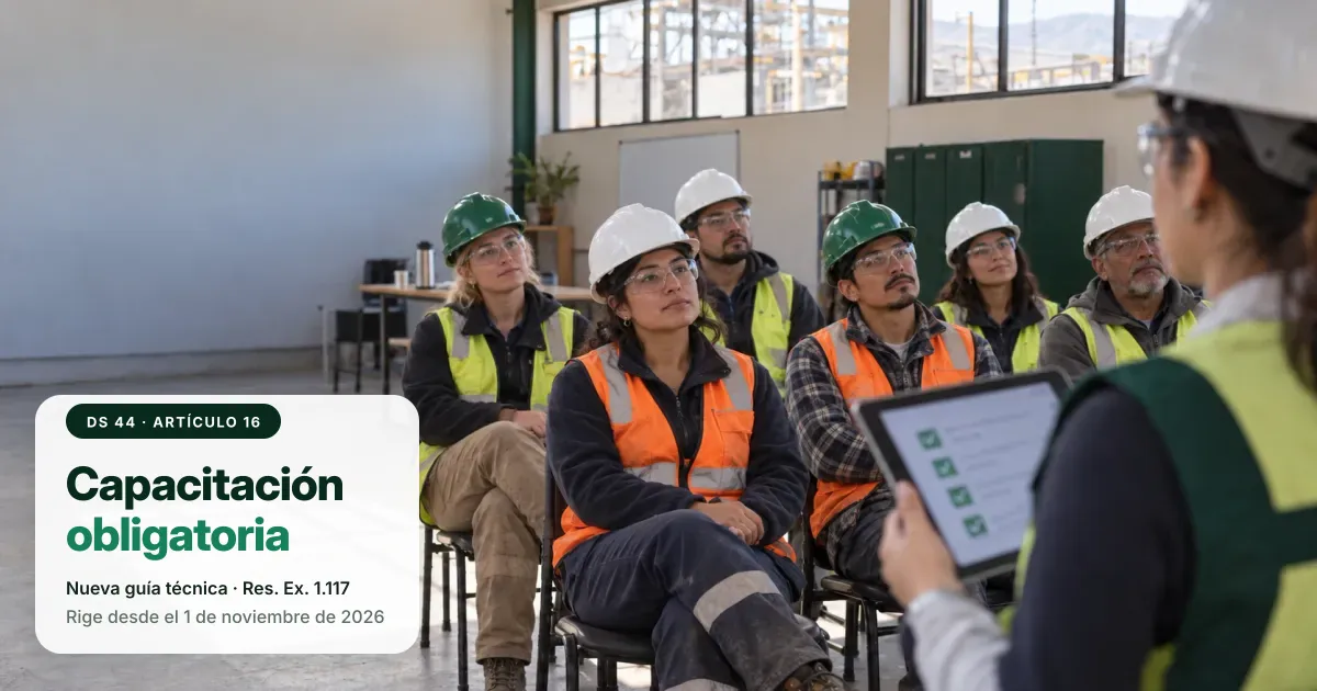 Capacitación obligatoria DS 44, artículo 16: nueva guía técnica Res. Ex. 1.117, rige desde el 1 de noviembre de 2026. Seis trabajadores con casco y chaleco reflectante asisten a una capacitación en una planta industrial mientras la prevencionista registra la asistencia en una tablet